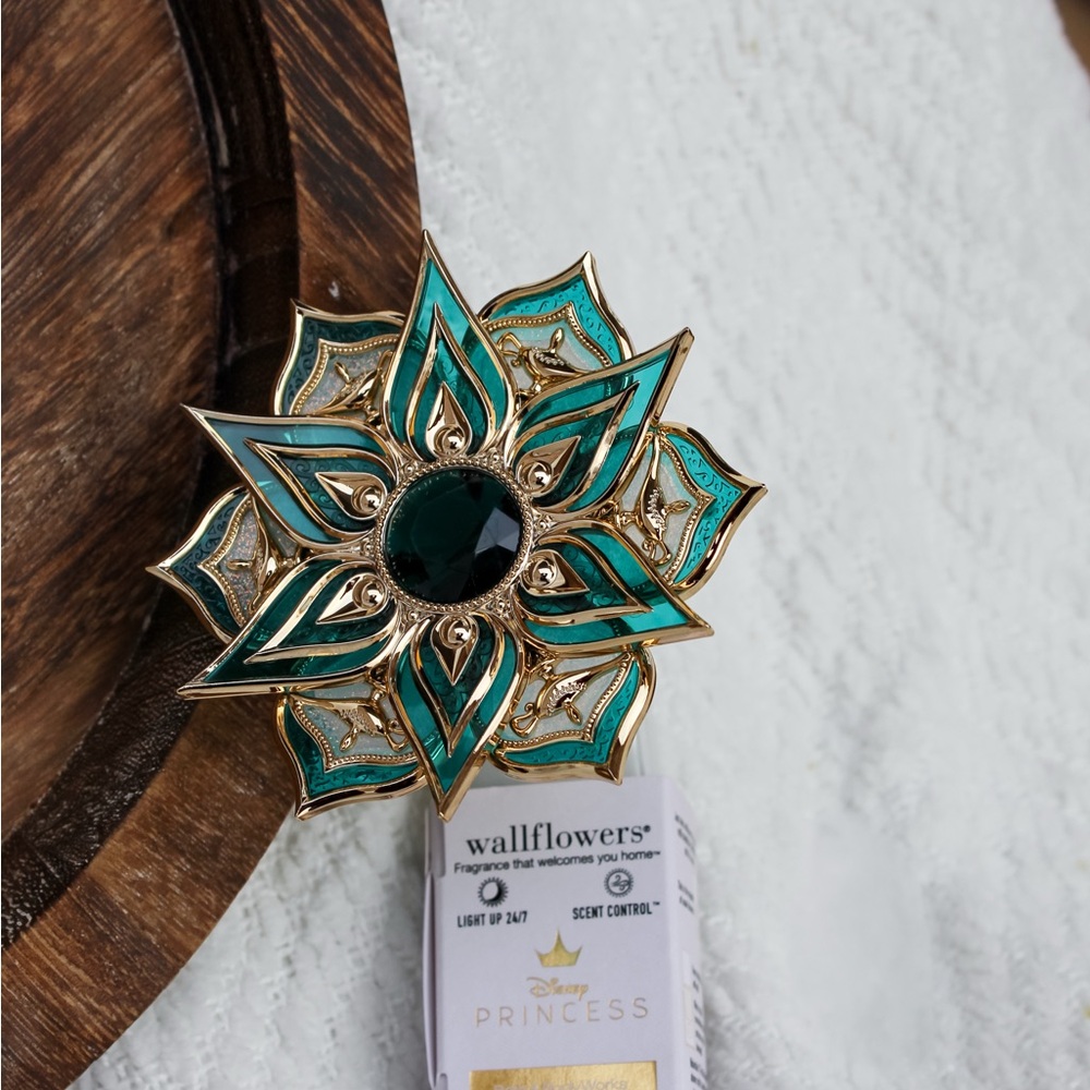 Disney Princess Teal and Gold Wallflower Plug In - Retired Design
